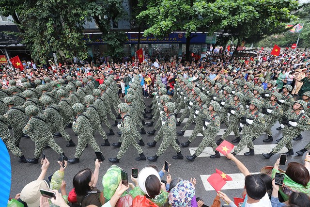 Đội hình diễu binh, diễu hành trong Lễ Kỷ niệm tái hiện khí thế hào hùng của Chiến thắng Điện Biên Phủ lừng lẫy năm châu, chấn động địa cầu.