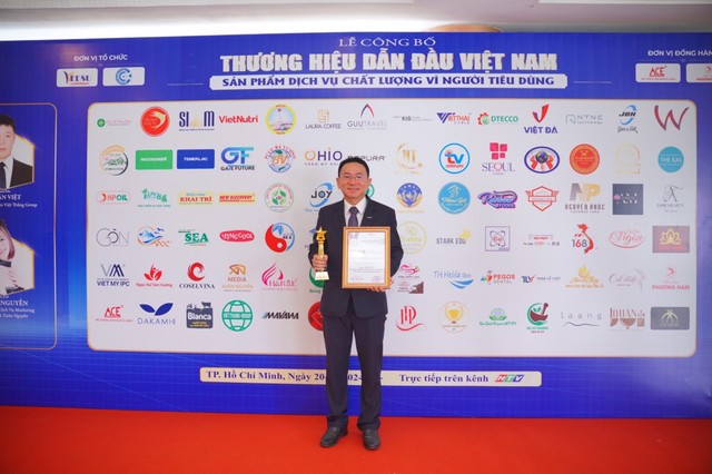 Ông Trương Hiền Phương – Giám đốc cấp cao Chi nhánh Hồ Chí Minh nhận cúp và bằng khen giải thưởng “Thương hiệu dẫn đầu Việt Nam”.