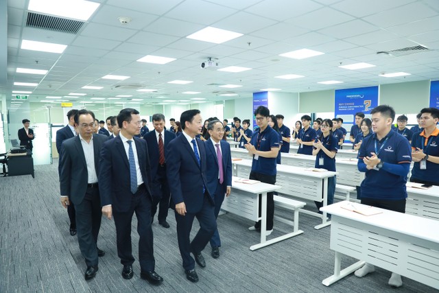 Lãnh đạo Chính phủ, bộ ban ngành và khách mời tham quan Trung tâm Phenikaa Đào tạo thiết kế vi mạch bán dẫn