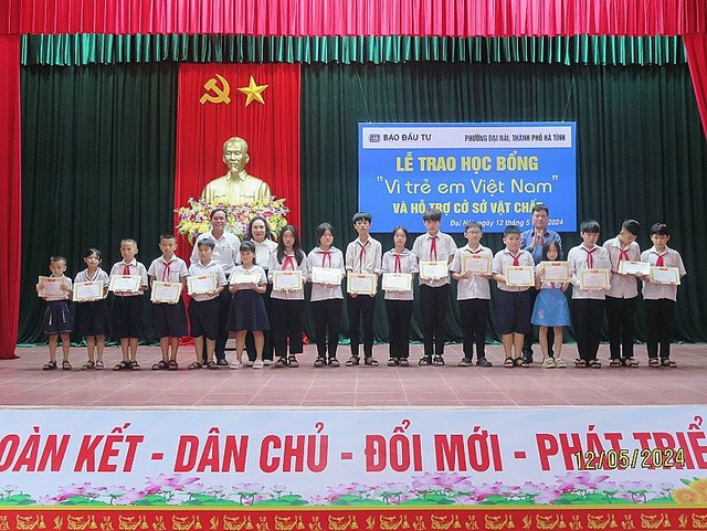 Các nhà tài trợ trao giấy khen và học bổng cho các em học sinh. Các nhà tài trợ trao giấy khen và học bổng cho các em học sinh.
