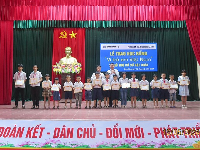 Ông Nguyễn Anh Tuấn, nguyên Tổng Biên tập Báo Đầu tư và đại diện nhà tài trợ trao giấy khen và học bổng cho các em học sinh. Ông Nguyễn Anh Tuấn, nguyên Tổng Biên tập Báo Đầu tư và đại diện nhà tài trợ trao giấy khen và học bổng cho các em học sinh.