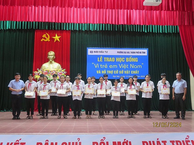 Báo Đầu tư cùng các nhà tài trợ trao tặng 100 suất học bổng cho học sinh tiêu biểu phường Đại Nài. Báo Đầu tư cùng các nhà tài trợ trao tặng 100 suất học bổng cho học sinh tiêu biểu phường Đại Nài.