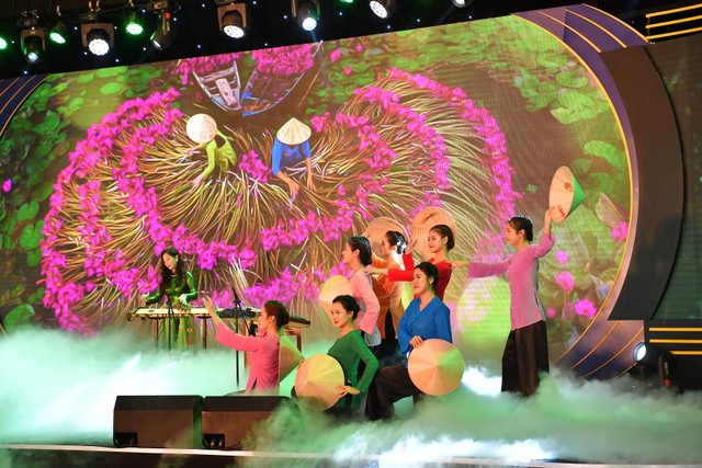 Tiết mục hoà tấu “Giai điệu quê hương” do Vietcombank Chi nhánh Thủ Đức biểu diễn tại sự kiện. Tiết mục đạt giải Khuyến khích Cuộc thi Tài năng Banker Tiết mục hoà tấu “Giai điệu quê hương” do Vietcombank Chi nhánh Thủ Đức biểu diễn tại sự kiện. Tiết mục đạt giải Khuyến khích Cuộc thi Tài năng Banker