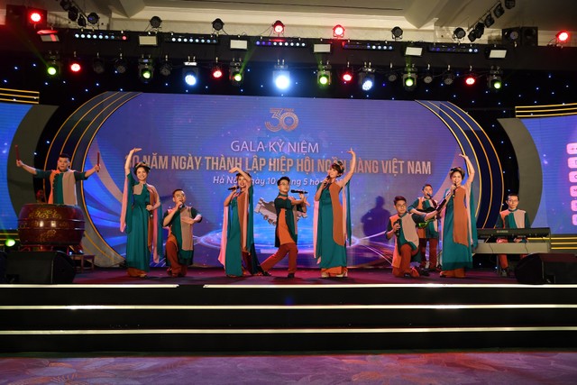 Tốp ca Ngẫu hứng sông Hồng do Vietcombank Chi nhánh TP. Hồ Chí Minh biểu diễn. Tiết mục đạt giải Nhì Cuộc thi Tài năng Banker Tốp ca Ngẫu hứng sông Hồng do Vietcombank Chi nhánh TP. Hồ Chí Minh biểu diễn. Tiết mục đạt giải Nhì Cuộc thi Tài năng Banker