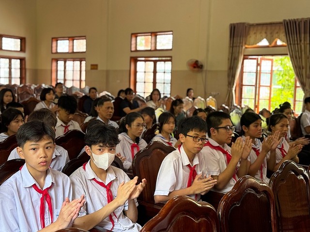 Các em học sinh hân hoan trong buổi lễ trao học bổng. Các em học sinh hân hoan trong buổi lễ trao học bổng.