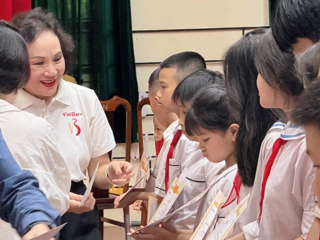Bà Trần Kim Nga, Tổng giám đốc Công ty TNHH Việt Nam - Beverage trao tặng học bổng cho các em học sinh. Bà Trần Kim Nga, Tổng giám đốc Công ty TNHH Việt Nam - Beverage trao tặng học bổng cho các em học sinh.