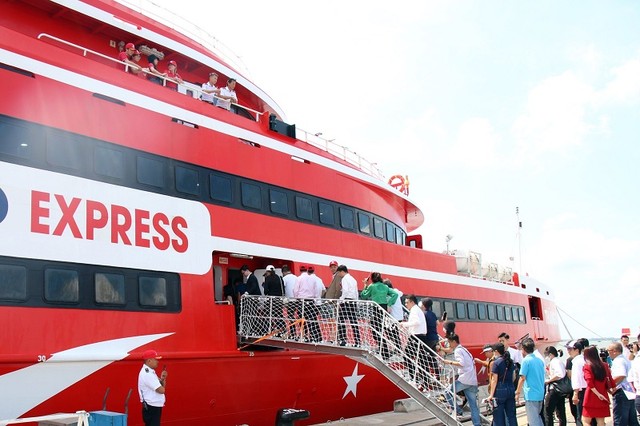 Những hành khách đầu tiên lên tàu cao tốc từ TP.HCM đi Côn Đảo. Ảnh: Lê Minh