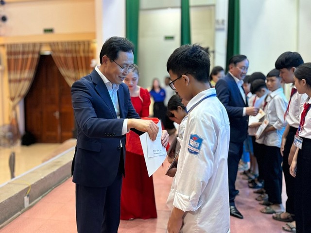 Ông Choi Joo Ho, Tổng giám đốc Tổ hợp Samsung Việt Nam trao giấy chứng nhận và học bổng cho các em học sinh.