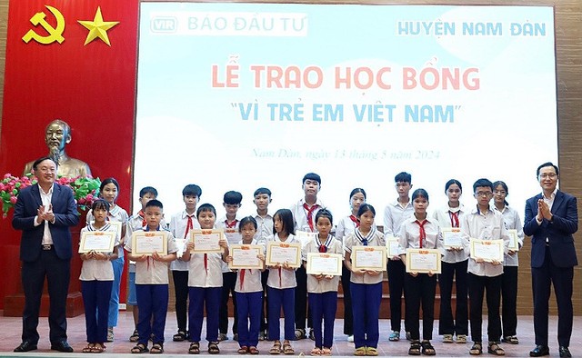 Ông Choi Joo Ho, Tổng Giám đốc Tổ hợp Samsung Việt Nam và ông Nguyễn Hồng Sơn, Phó bí thư Huyện uỷ lên trao học bổng và giấy chứng nhận cho các em học sinh.