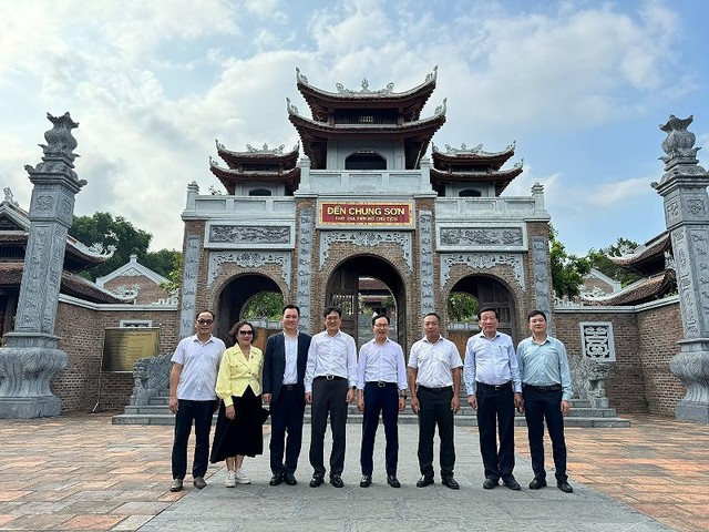 Đoàn công tác tại Đền Chung Sơn.