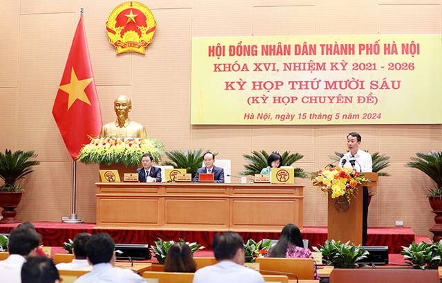 Giám đốc Sở Nội vụ Trần Đình Cảnh trình bày tờ trình tại kỳ họp. Giám đốc Sở Nội vụ Trần Đình Cảnh trình bày tờ trình tại kỳ họp.