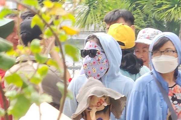 Nhiều trái chủ đã bỏ dở công việc để đến toà từ sáng sớm để nghe ngóng thông tin trong giai đoạn 1 của vụ án.