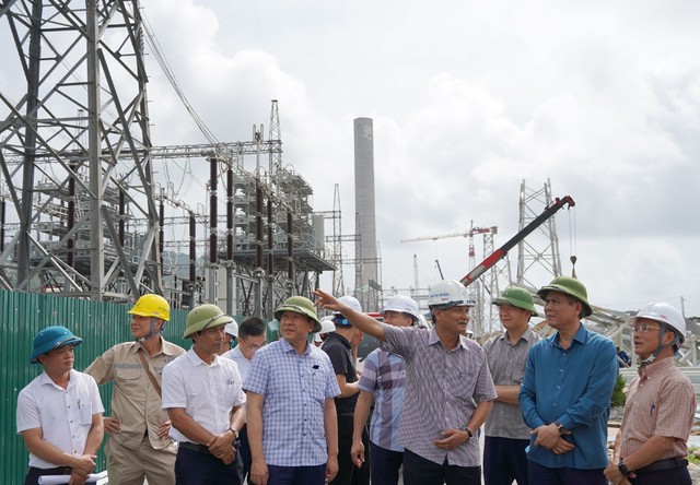 Chủ tịch UBND tỉnh Quảng Bình Trần Thắng (áo xanh lam) kiểm tra thực địa công tác thi công Dự án Đường dây 500kV mạch 3 Quảng Trạch - Quỳnh Lưu Chủ tịch UBND tỉnh Quảng Bình Trần Thắng (áo xanh lam) kiểm tra thực địa công tác thi công Dự án Đường dây 500kV mạch 3 Quảng Trạch - Quỳnh Lưu