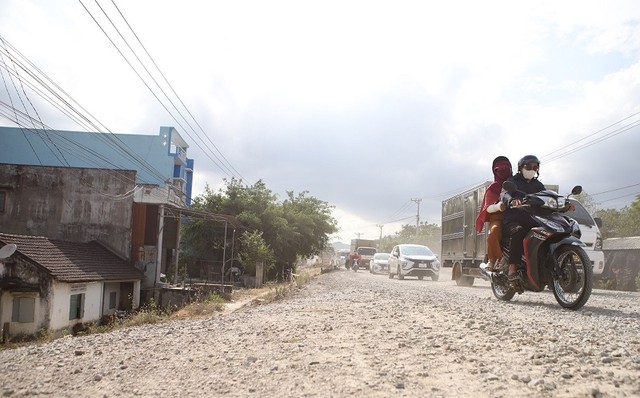 Thi công Dự án mở rộng quốc lộ 19 gây bụi và nứt nhà khiến người dân bức xúc. Thi công Dự án mở rộng quốc lộ 19 gây bụi và nứt nhà khiến người dân bức xúc.