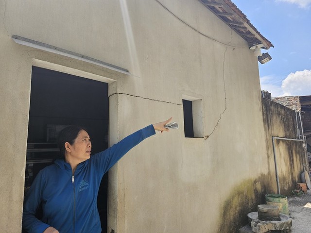 Tường nhà bà bị nứt toát do bị ảnh hưởng của việc thi công Dự án mở rộng quốc lộ 19. Tường nhà bà bị nứt toát do bị ảnh hưởng của việc thi công Dự án mở rộng quốc lộ 19.