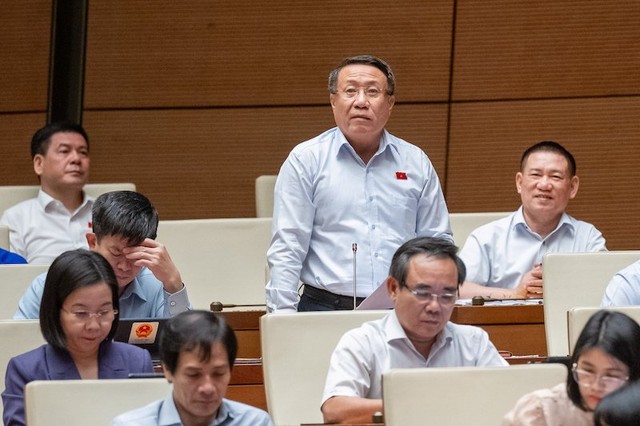 Đại biểu Hà Sỹ Đồng (Quảng Trị) phát biểu. Đại biểu Hà Sỹ Đồng (Quảng Trị) phát biểu.