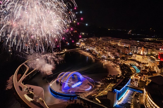 Pháo hoa tại show Nụ Hôn Của Biển Cả ở Thị trấn Hoàng Hôn Pháo hoa tại show Nụ Hôn Của Biển Cả ở Thị trấn Hoàng Hôn