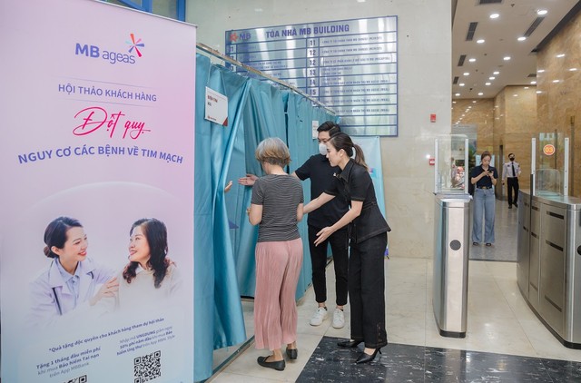 Phòng khám bệnh di động được bố trí ngay sảnh trụ sở chính của MB Ageas Life tại Cát Linh, Hà Nội