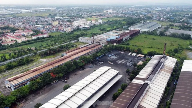 Một góc nhà xưởng luyện thép, cán thép do Công ty Thép Cửu Long thuê sử dụng. Một góc nhà xưởng luyện thép, cán thép do Công ty Thép Cửu Long thuê sử dụng.