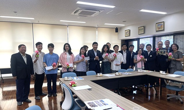 Chủ tịch UBND tỉnh Đồng Tháp Phạm Thiện Nghĩa đến thăm, tặng quà và động viên thực tập sinh người Đồng Tháp