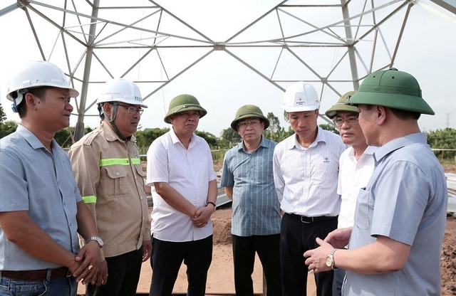 Phó chủ tịch thường trực UBND tỉnh Thái Bình Nguyễn Quang Hưng kiểm tra tiến độ thi công trên công trường đường điện 500 kV địa phận xã Hồng Lĩnh, huyện Hưng Hà Phó chủ tịch thường trực UBND tỉnh Thái Bình Nguyễn Quang Hưng kiểm tra tiến độ thi công trên công trường đường điện 500 kV địa phận xã Hồng Lĩnh, huyện Hưng Hà
