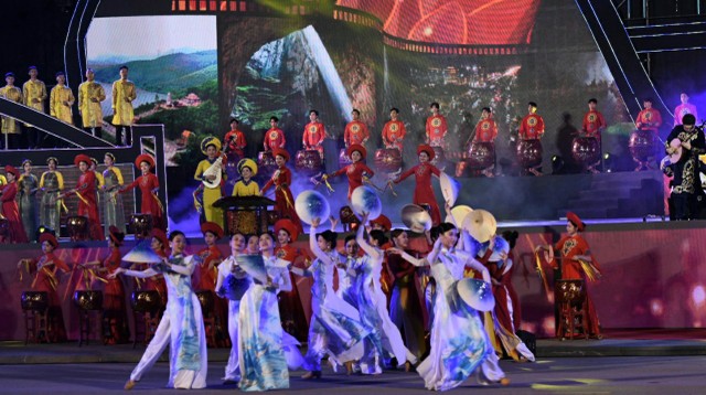 Chương trình biểu diễn nghệ thuật mở đầu buổi lễ Ảnh: Hoàng An Chương trình biểu diễn nghệ thuật mở đầu buổi lễ Ảnh: Hoàng An