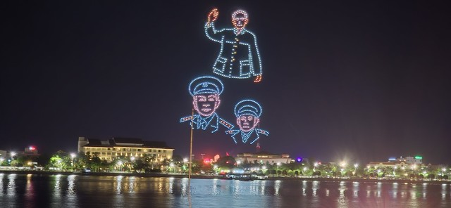 Biểu diễn ánh sáng trong chương trình nghệ thuật tại lễ kỷ niệm - Ảnh: Minh Phong Biểu diễn ánh sáng trong chương trình nghệ thuật tại lễ kỷ niệm - Ảnh: Minh Phong