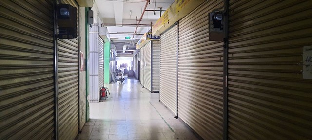 Trong khu vực Nhà lồng 2 - Trung tâm Thương mại Cái Khế có rất nhiều lô sạp đóng cửa do buôn bán ế ẩm Trong khu vực Nhà lồng 2 - Trung tâm Thương mại Cái Khế có rất nhiều lô sạp đóng cửa do buôn bán ế ẩm