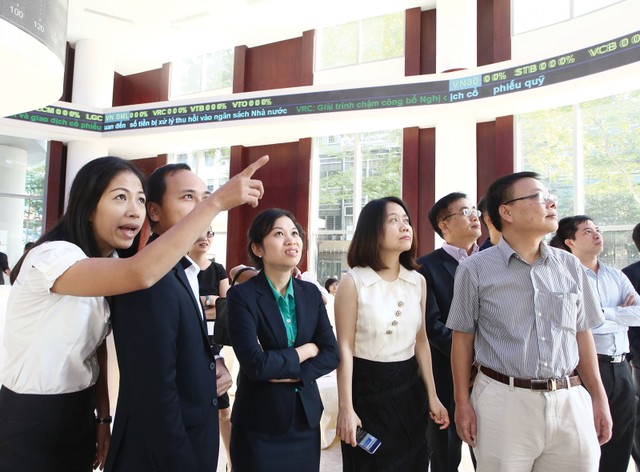 Thúc đẩy những doanh nghiệp lớn kinh doanh hiệu quả đưa cổ phiếu lên sàn chứng khoán là giải pháp quan trọng để tạo kênh hút vốn ngoài tín dụng