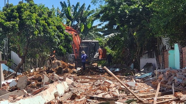 Sau nhiều lần vận động các hộ dân đã chủ động tháo dỡ nhà cửa bàn giao mặt bằng. Sau nhiều lần vận động các hộ dân đã chủ động tháo dỡ nhà cửa bàn giao mặt bằng.