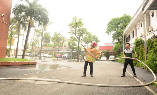 Một số hình ảnh cán bộ nhân viên tham gia diễn tập công tác phòng cháy chữa cháy