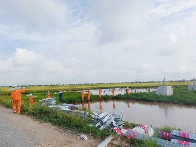 Đội xung kích của PC Vĩnh Phúc đang hỗ trợ cho dự án đường dây 500kV mạch 3 tại điểm thi công thuộc vị trí 21, thị trấn Ninh Cường, huyện Trực Ninh, tỉnh Nam Định Đội xung kích của PC Vĩnh Phúc đang hỗ trợ cho dự án đường dây 500kV mạch 3 tại điểm thi công thuộc vị trí 21, thị trấn Ninh Cường, huyện Trực Ninh, tỉnh Nam Định