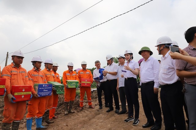 Phó chủ tịch UBND tỉnh Thái Bình Nguyễn Quang Hưng và Chủ tịch HĐTV EVNNPC Đỗ Nguyệt Ánh động viên người lao động tại Tổ xung kích PC Bắc Kạn tại vị trí cột 207 đường dây 500kV mạch 3, huyện Quỳnh Phụ, Thái Bình Phó chủ tịch UBND tỉnh Thái Bình Nguyễn Quang Hưng và Chủ tịch HĐTV EVNNPC Đỗ Nguyệt Ánh động viên người lao động tại Tổ xung kích PC Bắc Kạn tại vị trí cột 207 đường dây 500kV mạch 3, huyện Quỳnh Phụ, Thái Bình