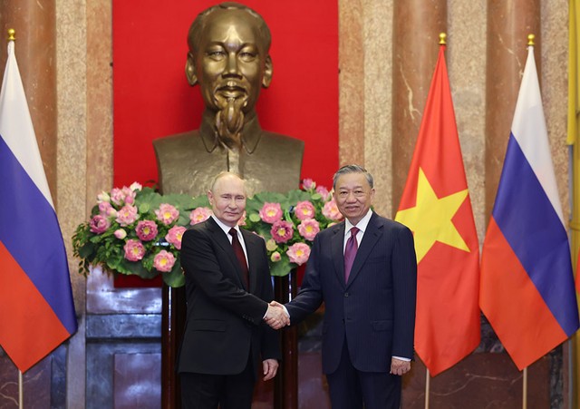 Chủ tịch nước Tô Lâm và Tổng thống Putin trước cuộc hội đàm tại Phủ Chủ tịch hôm nay. Chủ tịch nước Tô Lâm và Tổng thống Putin trước cuộc hội đàm tại Phủ Chủ tịch hôm nay.
