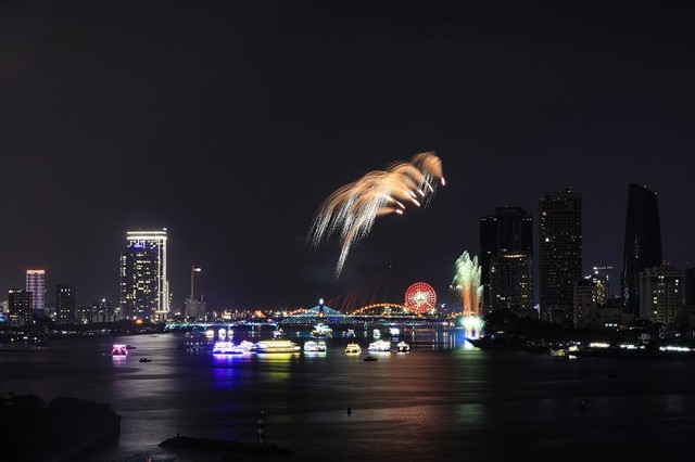 Dù hôm nay bầu trời Đà Nẵng có mưa, nhưng không vì vậy mà sức nóng của Lễ hội pháo hoa giảm sút.