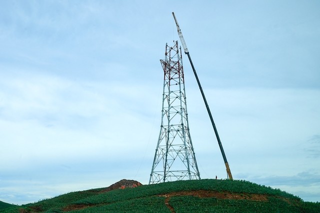 Thi công dựng cột VT22 - Ảnh: VGP Thi công dựng cột VT22 - Ảnh: VGP