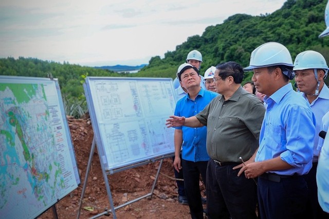 Thủ tướng Chính phủ Phạm Minh Chính đi kiểm tra hiện trường thi công dự án Đường dây tải điện 500 kV mạch 3 - Ảnh: VGP Thủ tướng Chính phủ Phạm Minh Chính đi kiểm tra hiện trường thi công dự án Đường dây tải điện 500 kV mạch 3 - Ảnh: VGP