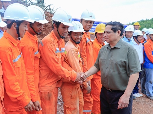Thủ tướng động viên lực lượng thi công dựng cột VT22 - Ảnh: VGP Thủ tướng động viên lực lượng thi công dựng cột VT22 - Ảnh: VGP