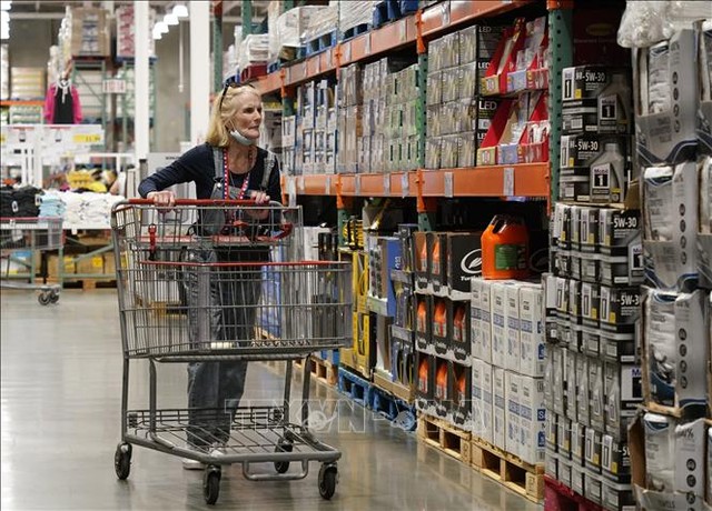 Người dân mua sắm tại siêu thị ở California, Mỹ, ngày 15/5/2024. Ảnh: THX/TTXVN