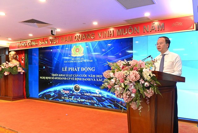 Ông Lê Quang Vinh - Phó tổng giám đốc Vietcombank phát biểu tại buổi lễ Ông Lê Quang Vinh - Phó tổng giám đốc Vietcombank phát biểu tại buổi lễ