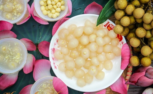 Nhãn Hưng Yên - thứ quả được mệnh danh là “vương giả chi quả” kết hợp với “vương giả chi hoa”- là sen trong đầm thì không có gì hợp bằng. Nhãn Hưng Yên - thứ quả được mệnh danh là “vương giả chi quả” kết hợp với “vương giả chi hoa”- là sen trong đầm thì không có gì hợp bằng.