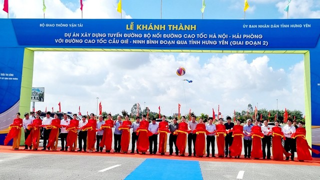Các đại biểu cắt băng khánh thành dự án tuyến đường bộ nối đường cao tốc Hà Nội - Hải Phòng với cao tốc Cầu Giẽ - Ninh Bình. Ảnh: Thanh Tân Các đại biểu cắt băng khánh thành dự án tuyến đường bộ nối đường cao tốc Hà Nội - Hải Phòng với cao tốc Cầu Giẽ - Ninh Bình. Ảnh: Thanh Tân