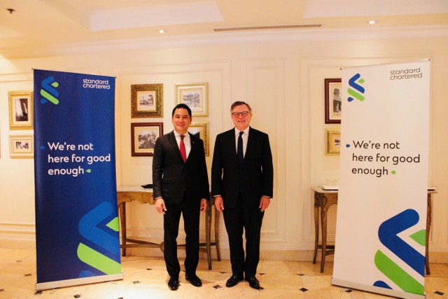 Chủ tịch HĐQT TCBS Nguyễn Xuân Minh (bên trái) và Chủ tịch Tập đoàn Standard Chartered José Viñals (bên phải) Chủ tịch HĐQT TCBS Nguyễn Xuân Minh (bên trái) và Chủ tịch Tập đoàn Standard Chartered José Viñals (bên phải)