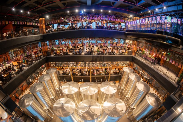 Các vị khách đã có cơ hội trải nghiệm bia thủ công Sun KraftBeer tại Sun World Ba Na Hills. Ảnh Sun Property Các vị khách đã có cơ hội trải nghiệm bia thủ công Sun KraftBeer tại Sun World Ba Na Hills. Ảnh Sun Property