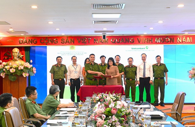 Hình ảnh Lễ ký kết “Dịch vụ xác thực điện tử” giữa đại diện Bộ Công an và Vietcombank (Nguồn: Vietcombank). Hình ảnh Lễ ký kết “Dịch vụ xác thực điện tử” giữa đại diện Bộ Công an và Vietcombank (Nguồn: Vietcombank).