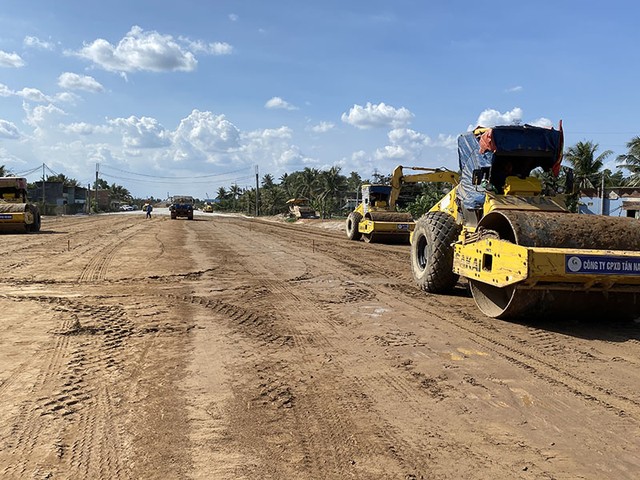 Chủ đầu tư đẩy nhanh tiến độ thi công đường dẫn vào cầu Rạch Miễu 2. Chủ đầu tư đẩy nhanh tiến độ thi công đường dẫn vào cầu Rạch Miễu 2.