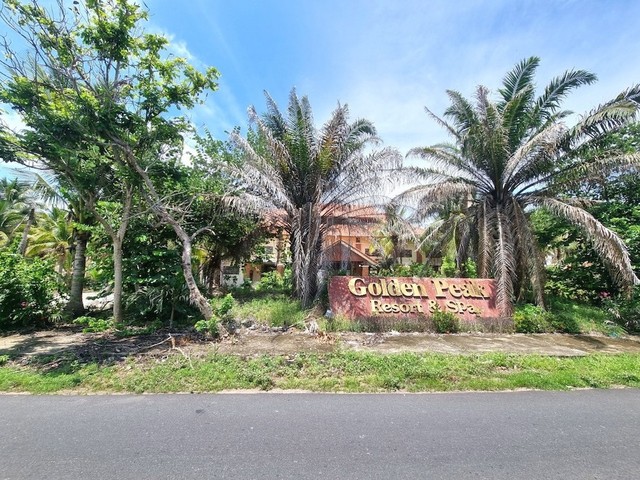 Dự án Golden Peak Resort &Spa từng được xây dựng trên diện tích hơn 3 ha theo phong cách hiện đại với chuẩn 5 sao. Thế nhưng, khu du lịch này đã dừng hoạt động từ năm 2020 và bán cho Công ty TNHH Hưng Lộc Phát. Hiện nay, chủ mới đang chào bán với giá hơn 300 tỷ đồng. Dự án Golden Peak Resort &Spa từng được xây dựng trên diện tích hơn 3 ha theo phong cách hiện đại với chuẩn 5 sao. Thế nhưng, khu du lịch này đã dừng hoạt động từ năm 2020 và bán cho Công ty TNHH Hưng Lộc Phát. Hiện nay, chủ mới đang chào bán với giá hơn 300 tỷ đồng.