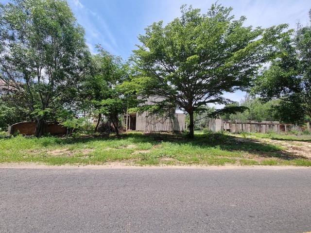 Khi khách du lịch và người dân đi qua tuyến đường Lạc Long Quân từ TP. Phan Thiết đi Mũi Kê Gà ngắm biển, sẽ bắt gặp hàng loạt dự án resort đang xây dựng rồi bỏ hoang như thế này. Lý do vì sau đại dịch Covid-19, chủ đầu tư các dự án này đã cạn kiệt tài chính nên không thể triển khai xây dựng tiếp. Khi khách du lịch và người dân đi qua tuyến đường Lạc Long Quân từ TP. Phan Thiết đi Mũi Kê Gà ngắm biển, sẽ bắt gặp hàng loạt dự án resort đang xây dựng rồi bỏ hoang như thế này. Lý do vì sau đại dịch Covid-19, chủ đầu tư các dự án này đã cạn kiệt tài chính nên không thể triển khai xây dựng tiếp.