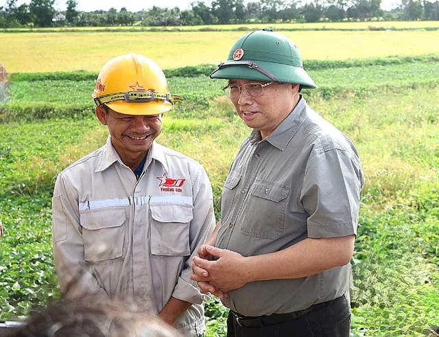 Thủ tướng Phạm Minh Chính thăm hỏi, động viên công nhân thi công tuyến cao tốc Cần Thơ - Cà Mau. Ảnh: Trung Phạm