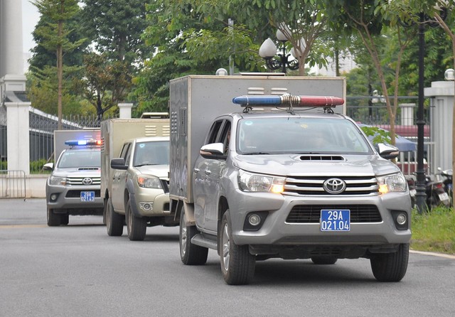 Hàng chục xe thùng của lực lượng Cảnh sát hỗ trợ tư pháp dẫn giải các bị cáo tới tòa. Hàng chục xe thùng của lực lượng Cảnh sát hỗ trợ tư pháp dẫn giải các bị cáo tới tòa.